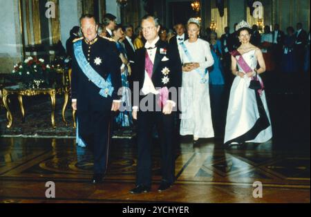 3 Maggio 1994 Stoccolma Archivio Storico Olycom/Lapresse Carlo Gustavo XVI di Svezia (Solna, 30 aprile 1946) è l'attuale re di Svezia. Divenne re alla morte del nonno paterno, il 15 settembre 1973. È figlio del principe Gustavo Adolfo di Svezia e della principessa Sibilla di Sassonia-Coburgo-Gotha, nonché nipote di Gustavo VI Adolfo. Il suo motto personale è för Sverige, i tiden (per la Svezia, nel tempo). Nella Foto : Paola Rufo, re Alberto II, Carlo Gustavo XVI di Svezia e Regina Silvia a Stoccolma sur la photo : Paola Rufo, le roi Albert II, Carl Gustaf XVI de Suède et la reine Silvia à Stockh Banque D'Images