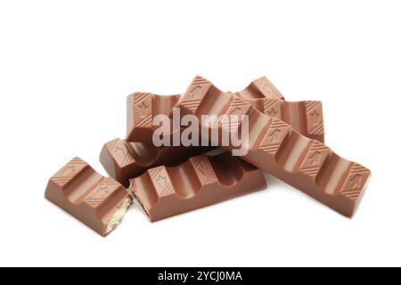 Mykolaiv, Ukraine - 28 juillet 2023 : barres de chocolat Kinder isolées sur fond blanc. Vue de dessus Banque D'Images