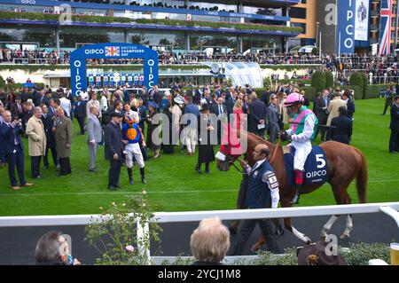 Queen Elizabeth ii Stakes, champions Day Ascot 2023. Ryan Moore parle à Aiden O'brien avant de monter à Paddington. Frankie Dettori passe sur Chaldean. Banque D'Images