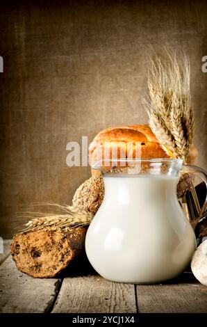 Pain et lait Banque D'Images