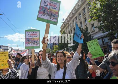 Les enseignants grecs protestent pour un meilleur salaire les enseignants des écoles maternelles et primaires protestent dans le centre d'Athènes pour réclamer des augmentations de salaire. Athènes Grèce Copyright : xNicolasxKoutsokostasxNicolasxKoutsokostasx DSC 202410230014 Banque D'Images