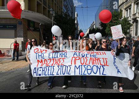 Les enseignants grecs protestent pour un meilleur salaire les enseignants des écoles maternelles et primaires protestent dans le centre d'Athènes pour réclamer des augmentations de salaire. Athènes Grèce Copyright : xNicolasxKoutsokostasxNicolasxKoutsokostasx DSC 202410230207 Banque D'Images