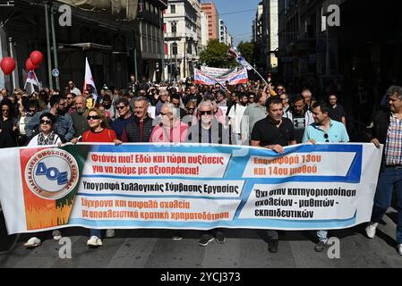 Les enseignants grecs protestent pour un meilleur salaire les enseignants des écoles maternelles et primaires protestent dans le centre d'Athènes pour réclamer des augmentations de salaire. Athènes Grèce Copyright : xNicolasxKoutsokostasxNicolasxKoutsokostasx DSC 202410230158 Banque D'Images