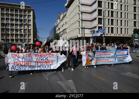 Les enseignants grecs protestent pour un meilleur salaire les enseignants des écoles maternelles et primaires protestent dans le centre d'Athènes pour réclamer des augmentations de salaire. Athènes Grèce Copyright : xNicolasxKoutsokostasxNicolasxKoutsokostasx DSC 202410230221 Banque D'Images