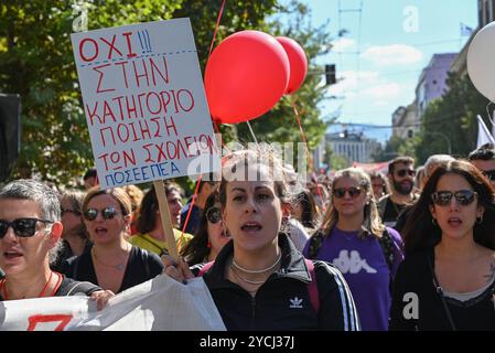 Les enseignants grecs protestent pour un meilleur salaire les enseignants des écoles maternelles et primaires protestent dans le centre d'Athènes pour réclamer des augmentations de salaire. Athènes Grèce Copyright : xNicolasxKoutsokostasxNicolasxKoutsokostasx DSC 202410230122 Banque D'Images