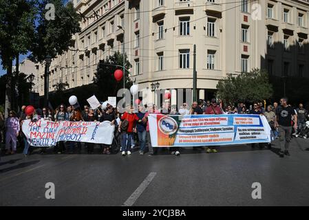 Les enseignants grecs protestent pour un meilleur salaire les enseignants des écoles maternelles et primaires protestent dans le centre d'Athènes pour réclamer des augmentations de salaire. Athènes Grèce Copyright : xNicolasxKoutsokostasxNicolasxKoutsokostasx DSC 202410230272 Banque D'Images