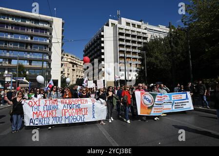 Les enseignants grecs protestent pour un meilleur salaire les enseignants des écoles maternelles et primaires protestent dans le centre d'Athènes pour réclamer des augmentations de salaire. Athènes Grèce Copyright : xNicolasxKoutsokostasxNicolasxKoutsokostasx DSC 202410230307 Banque D'Images