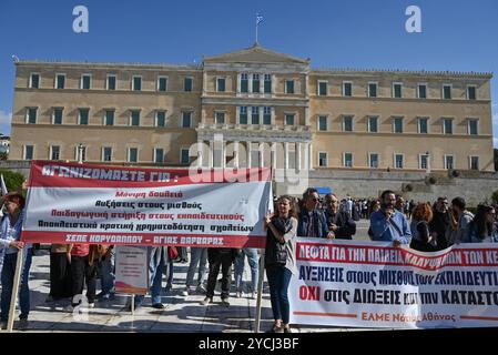 Les enseignants grecs protestent pour un meilleur salaire les enseignants des écoles maternelles et primaires protestent devant le Parlement grec pour exiger des augmentations de salaire. Athènes Grèce Copyright : xNicolasxKoutsokostasxNicolasxKoutsokostasx DSC 202410230450 Banque D'Images