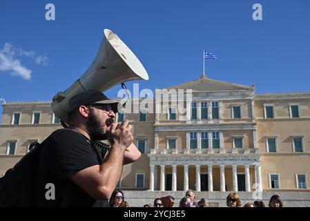 Les enseignants grecs protestent pour une meilleure rémunération Un manifestant chante des slogans utilisant un mégaphone alors que les enseignants des écoles maternelles et primaires manifestent devant le Parlement grec pour exiger des augmentations de salaire. Athènes Grèce Copyright : xNicolasxKoutsokostasxNicolasxKoutsokostasx DSC 202410230553 Banque D'Images