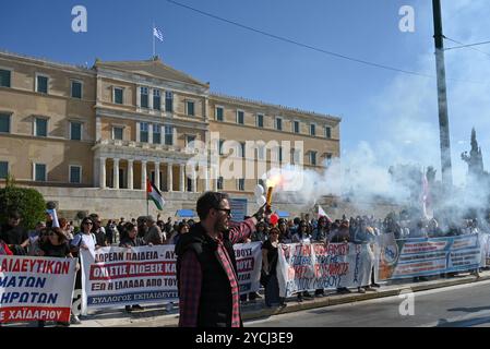 Les enseignants grecs protestent pour de meilleurs salaires Un manifestant tient une flambée devant le Parlement grec alors que les enseignants des écoles maternelles et primaires manifestent pour exiger des augmentations de salaire. Athènes Grèce Copyright : xNicolasxKoutsokostasxNicolasxKoutsokostasx DSC 202410230622 Banque D'Images