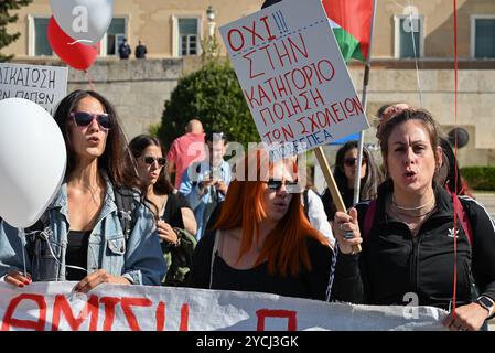 Les enseignants grecs protestent pour un meilleur salaire les enseignants des écoles maternelles et primaires protestent devant le Parlement grec pour exiger des augmentations de salaire. Athènes Grèce Copyright : xNicolasxKoutsokostasxNicolasxKoutsokostasx DSC 202410230662 Banque D'Images