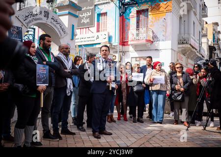 Tunis, Tunisie. 26 février 2024. Les journalistes tiennent une veillée devant le Syndicat national des journalistes SNJT à Tunis en solidarité avec les journalistes palestiniens à Gaza. Les participants ont tenu des banderoles dénonçant le manque de protection et de sécurité pour les journalistes palestiniens à Gaza, où 100 journalistes ont été tués par les forces israéliennes depuis le 7 octobre. La Fédération internationale des journalistes (FIJ) a condamné les meurtres et les attaques continues de journalistes dans la bande de Gaza, et a marqué le 26 février la 'Journée internationale de soutien aux journalistes palestiniens' Banque D'Images