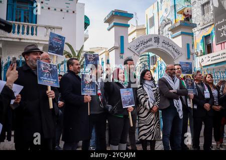 Tunis, Tunisie. 26 février 2024. Les journalistes tiennent une veillée devant le Syndicat national des journalistes SNJT à Tunis en solidarité avec les journalistes palestiniens à Gaza. Les participants ont tenu des banderoles dénonçant le manque de protection et de sécurité pour les journalistes palestiniens à Gaza, où 100 journalistes ont été tués par les forces israéliennes depuis le 7 octobre. La Fédération internationale des journalistes (FIJ) a condamné les meurtres et les attaques continues de journalistes dans la bande de Gaza, et a marqué le 26 février la 'Journée internationale de soutien aux journalistes palestiniens' Banque D'Images