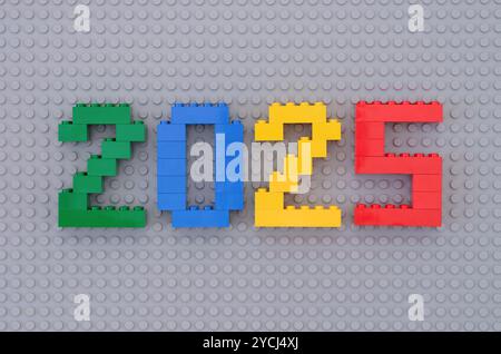 Tambov, Fédération de Russie - 13 octobre 2024 Lego numéros 2025 sur un fond gris de plaque de base. Banque D'Images