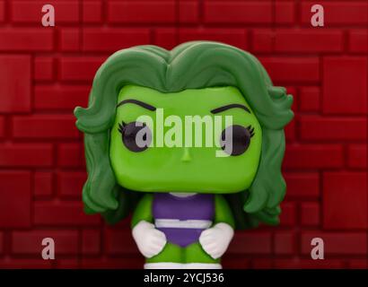 Tambov, Fédération de Russie - 23 août 2024 She-Hulk Funko POP Mini Vinyl figure sur un fond de mur de briques rouges. Banque D'Images