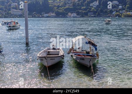 Stresa, Italie - 5 octobre 2024 : bateaux de pêche amarrés près de la rive dans l'Isola dei Pescatori (île des pêcheurs). Banque D'Images