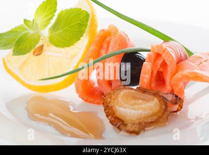 Rouleaux de poisson rouge avec du citron Banque D'Images