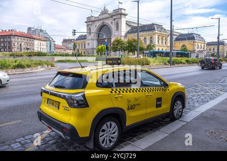 Taxi et gare Keleti à Budapest, Hongrie Banque D'Images