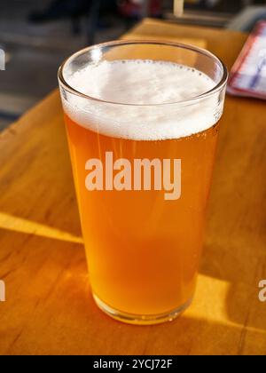 Verre de bière sur la table dans un restaurant Banque D'Images