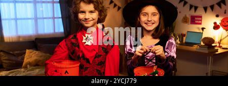 Bannière d'enfants mignons joyeux dans la tenue d'Halloween de démon et de sorcière tenant des seaux de citrouille avec des friandises et regardant la caméra Banque D'Images