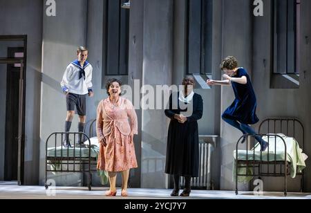 de gauche à droite : Jerry Louth (Miles), Ailish Tynan (la gouvernante), Gweneth Ann Rand (Mme Grose), Victoria Nekhaenko (Flora) au TOUR DE LA VIS à l'English National Opera (ENO), London Coliseum, London WC2 11/10/2024 musique : Benjamin Britten livret : Myfanwy Piper d'après Henry James chef d'orchestre : Duncan Ward éclairage : Paul Anderson conception de projection : Jon Driscoll concepteur et réalisateur : Isabella Bywater Banque D'Images