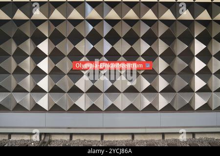 Munich, Bavière, Allemagne, 29 juillet 2023. Station de métro Olimpia. Une vue des murs de motif à la plate-forme de la station souterraine. Banque D'Images