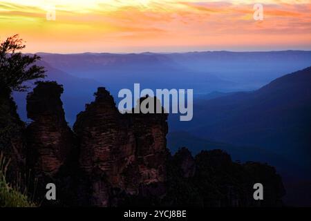 Le spectaculaire lever de soleil orange rose un matin de printemps contre le monument emblématique silhouette, les trois Sœurs, Echo point, Blue Mountains, Australi Banque D'Images