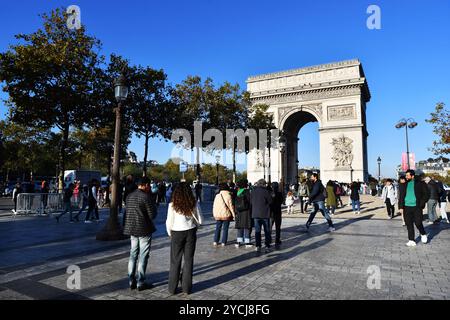 Touristes sur l'avenue des champs Elysées - Paris - France Banque D'Images