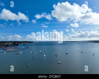 Vue aérienne du port de Poole regardant vers la péninsule de Sandbanks au Royaume-Uni Banque D'Images