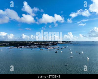 Vue aérienne du port de Poole regardant vers la péninsule de Sandbanks au Royaume-Uni Banque D'Images