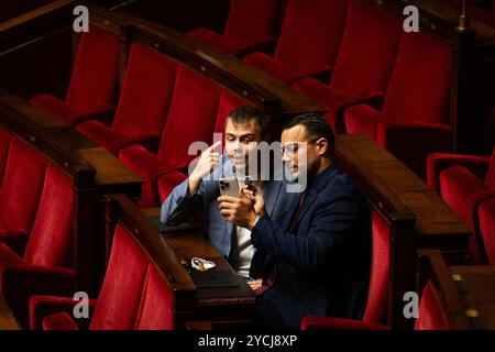 Paris, France. 22 octobre 2024. Louis Boyard (à gauche) et Sébastien Delogu (à droite), députés du groupe la France insoumise - Nouveau Front populaire, vus à l'Assemblée nationale, à Paris. Une séance hebdomadaire d'interrogation du gouvernement français a lieu à l'Assemblée nationale au Palais Bourbon. Crédit : SOPA images Limited/Alamy Live News Banque D'Images