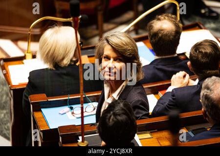 Paris, France. 22 octobre 2024. Anne Genetet, ministre de l’éducation, vue lors des questions à la session gouvernementale à l’Assemblée nationale, à Paris. Une séance hebdomadaire d'interrogation du gouvernement français a lieu à l'Assemblée nationale au Palais Bourbon. Crédit : SOPA images Limited/Alamy Live News Banque D'Images