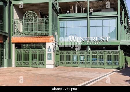 Le stade extérieur de la Major League Baseball's Wrigley Field des Chicago Cubs dans le quartier de Wrigleyville à Chicago. Porte de champ droite Wintrust. Banque D'Images