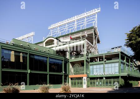 Le stade extérieur de la Major League Baseball's Wrigley Field des Chicago Cubs dans le quartier de Wrigleyville à Chicago. Porte de champ droite Wintrust. Banque D'Images