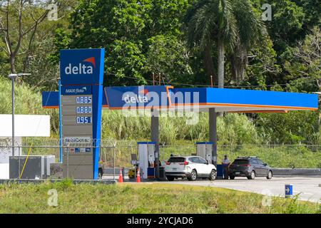 Panama City, Panama - 22 janvier 2024 : station-service à la périphérie de Panama City exploitée par la compagnie pétrolière Delta Banque D'Images