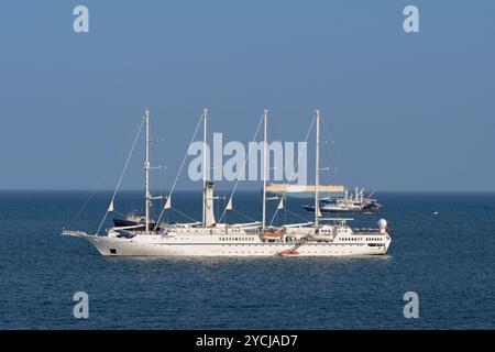 Panama City, Panama - 22 janvier 2024 : voilier de croisière Windstar au mouillage près de Panama City en attente d'entrer dans le canal de Panama Banque D'Images