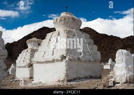 Chorten stupa bouddhiste ( ) sur l'Himalaya paysage de haute montagne avec ciel nuageux ciel bleu de l'Inde, Ladakh, Leh valley Banque D'Images