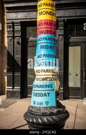 NYPD No parking Signs dans le Meatpacking District de New York le samedi 19 octobre 2024. (© Richard B. Levine) Banque D'Images