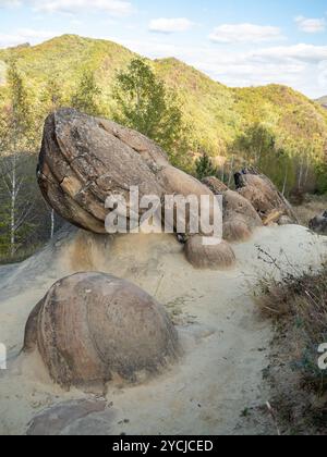 Formations rocheuses spectaculaires, connues sous le nom de trovant, forme naturelle Ulmet, comté de Buzau, Roumanie Banque D'Images