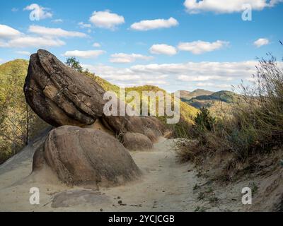 Formations rocheuses spectaculaires, connues sous le nom de trovant, forme naturelle Ulmet, comté de Buzau, Roumanie Banque D'Images