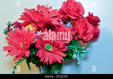 beau bouquet rouge de gerberas et de roses Banque D'Images