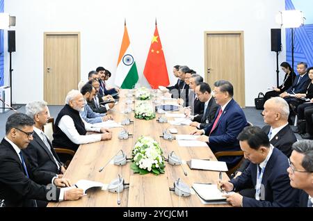 Kazan, Russie. 23 octobre 2024. Le président chinois Xi Jinping rencontre le premier ministre indien Narendra Modi en marge du 16e sommet BRICS à Kazan, Russie, 23 octobre 2024. Crédit : Shen Hong/Xinhua/Alamy Live News Banque D'Images