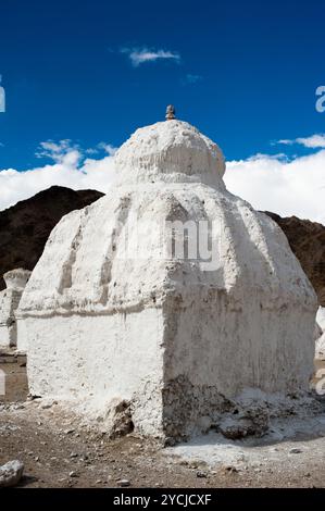 Chorten stupa bouddhiste ( ) sur l'Himalaya paysage de haute montagne avec ciel nuageux ciel bleu de l'Inde, Ladakh, Leh valley Banque D'Images