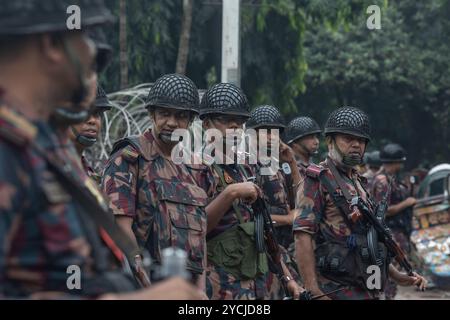 Dhaka, Bangladesh. 23 octobre 2024. Les soldats des gardes-frontières du Bangladesh (BGB) sont en alerte devant la maison du président (Bangabhaban) pendant la manifestation. Des membres des forces de l'ordre en alerte devant Bangabhaban. L'entrée principale de la maison du président (Bangabhaban) alors que les manifestants organisent une manifestation devant elle, exigeant la démission du président Mohammed Shahabuddin après son commentaire sur la démission de l'ancien premier ministre Sheikh Hasina, à Dhaka, au Bangladesh. Crédit : SOPA images Limited/Alamy Live News Banque D'Images