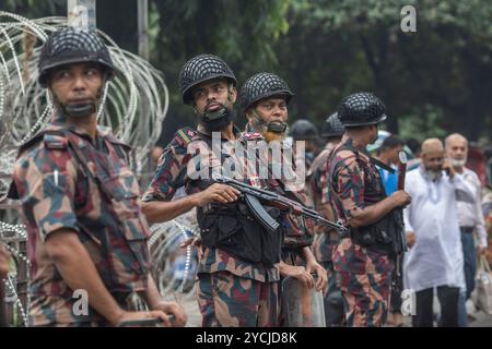 Dhaka, Bangladesh. 23 octobre 2024. Les soldats des gardes-frontières du Bangladesh (BGB) sont en alerte devant la maison du président (Bangabhaban) pendant la manifestation. Des membres des forces de l'ordre en alerte devant Bangabhaban. L'entrée principale de la maison du président (Bangabhaban) alors que les manifestants organisent une manifestation devant elle, exigeant la démission du président Mohammed Shahabuddin après son commentaire sur la démission de l'ancien premier ministre Sheikh Hasina, à Dhaka, au Bangladesh. Crédit : SOPA images Limited/Alamy Live News Banque D'Images