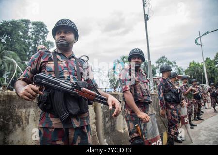 Dhaka, Bangladesh. 23 octobre 2024. Les soldats des gardes-frontières du Bangladesh (BGB) sont en alerte devant la maison du président (Bangabhaban) pendant la manifestation. Des membres des forces de l'ordre en alerte devant Bangabhaban. L'entrée principale de la maison du président (Bangabhaban) alors que les manifestants organisent une manifestation devant elle, exigeant la démission du président Mohammed Shahabuddin après son commentaire sur la démission de l'ancien premier ministre Sheikh Hasina, à Dhaka, au Bangladesh. Crédit : SOPA images Limited/Alamy Live News Banque D'Images