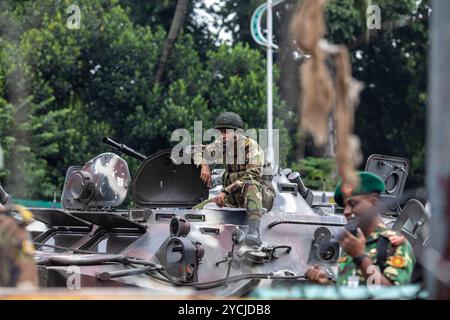 Dhaka, Bangladesh. 23 octobre 2024. Un soldat de l'armée bangladaise vu au-dessus d'un véhicule blindé devant la maison du président (Bangabhaban) pendant la manifestation. Des membres des forces de l'ordre en alerte devant Bangabhaban. L'entrée principale de la maison du président (Bangabhaban) alors que les manifestants organisent une manifestation devant elle, exigeant la démission du président Mohammed Shahabuddin après son commentaire sur la démission de l'ancien premier ministre Sheikh Hasina, à Dhaka, au Bangladesh. Crédit : SOPA images Limited/Alamy Live News Banque D'Images