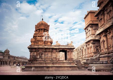 Grande architecture sud-indienne. Temple Brihadishvara 12ème siècle après JC sur ciel bleu. Inde du Sud, Tamil Nadu, Thanjavur (Trichy) Banque D'Images