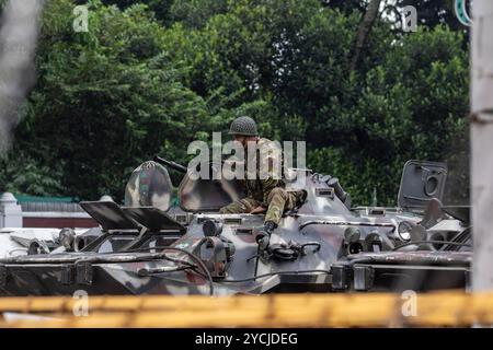 Dhaka, Bangladesh. 23 octobre 2024. Un soldat de l'armée bangladaise vu au-dessus d'un véhicule blindé devant la maison du président (Bangabhaban) pendant la manifestation. Des membres des forces de l'ordre en alerte devant Bangabhaban. L'entrée principale de la maison du président (Bangabhaban) alors que les manifestants organisent une manifestation devant elle, exigeant la démission du président Mohammed Shahabuddin après son commentaire sur la démission de l'ancien premier ministre Sheikh Hasina, à Dhaka, au Bangladesh. Crédit : SOPA images Limited/Alamy Live News Banque D'Images