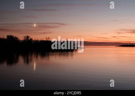 Le décor des lunes magiques au-dessus du lac Manitoba au Canada Banque D'Images